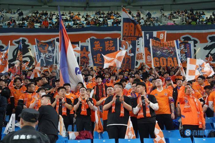 全场他出战44分钟，19投12中（两分球11中10），三分8中2，罚球5中3，得29分9板3助4断，正负值为+10。